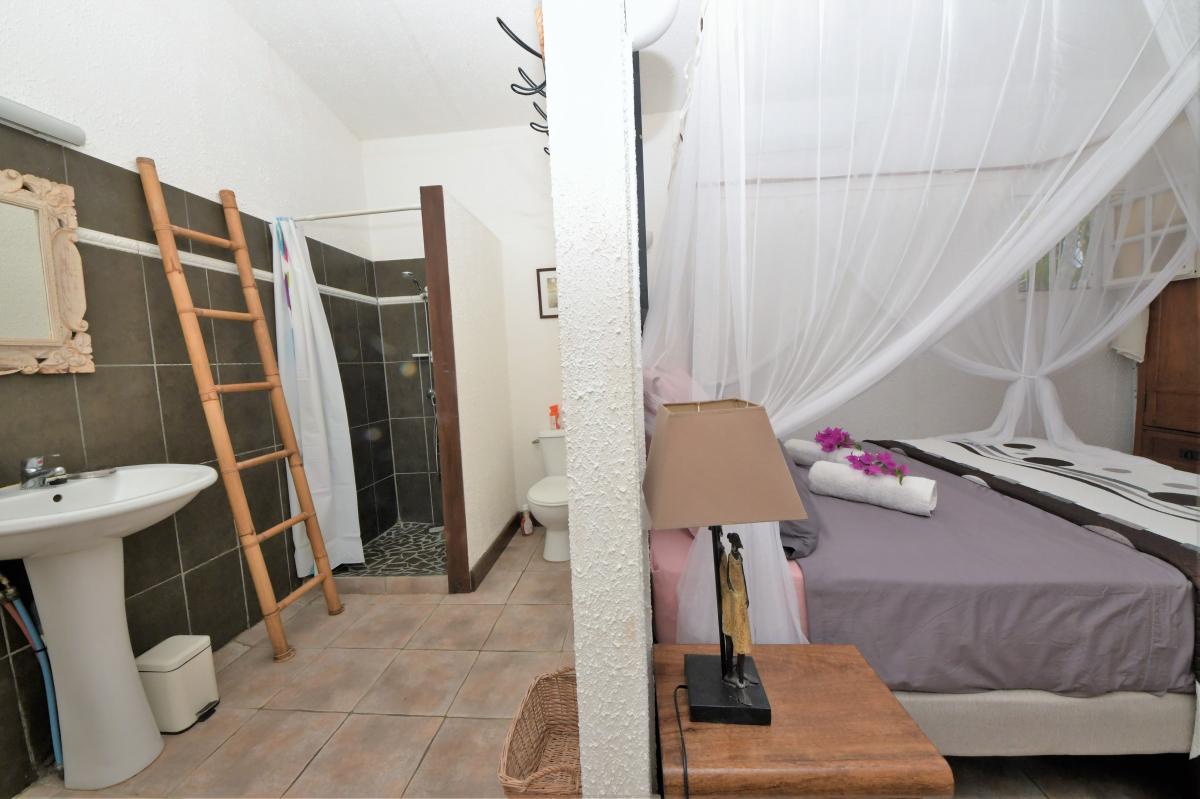 Salle d'eau & chambre - location de studio 2 personnes Sainte-Anne Martinique